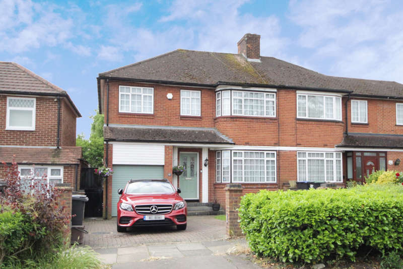 4 Bedrooms Semi Detached House for sale in Merryhills Drive, Greater London, EN2