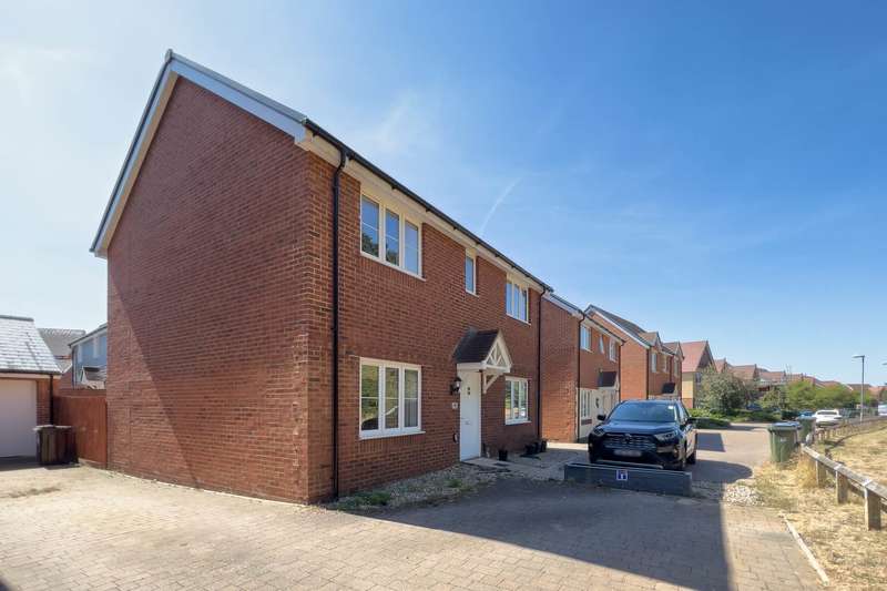 4 Bedrooms Detached House for rent in Redstart Croft, Jennett`s, RG12