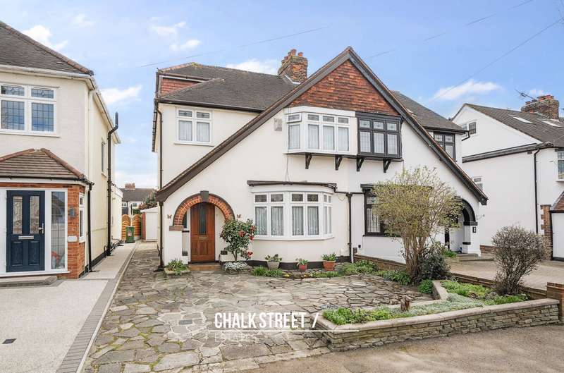 4 Bedrooms Detached House for sale in Hill Grove, Romford, RM1