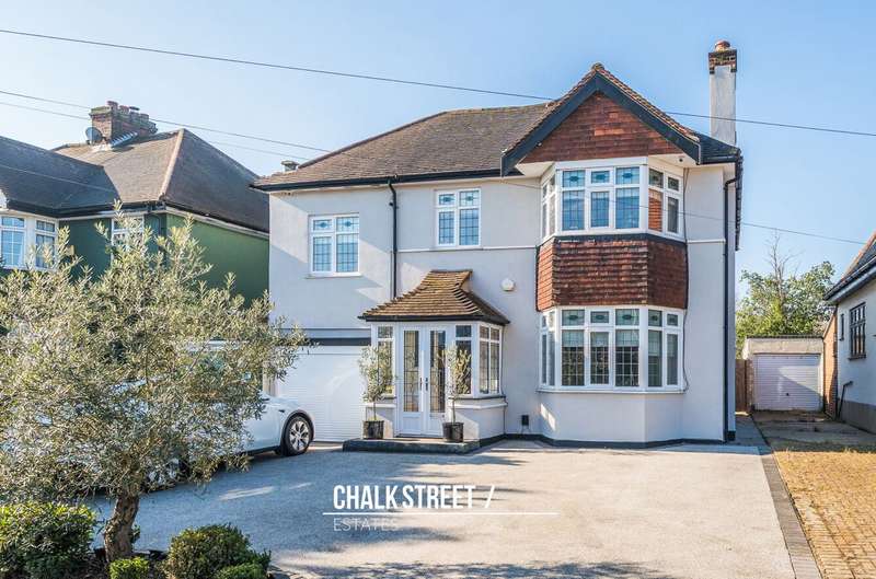 4 Bedrooms Detached House for sale in Pettits Lane, Romford, RM1