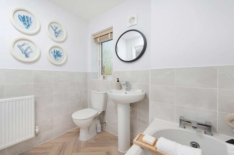 3 Bedrooms House for sale in Redgrave, Languard View, Low Road, Dovercourt, CO12