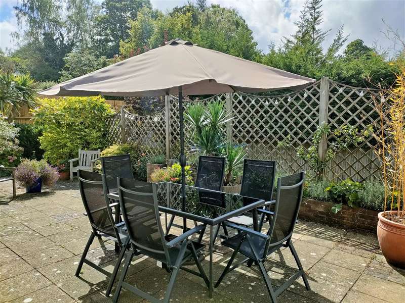 Property for Sale in Goodwood Close, Midhurst, Gu29