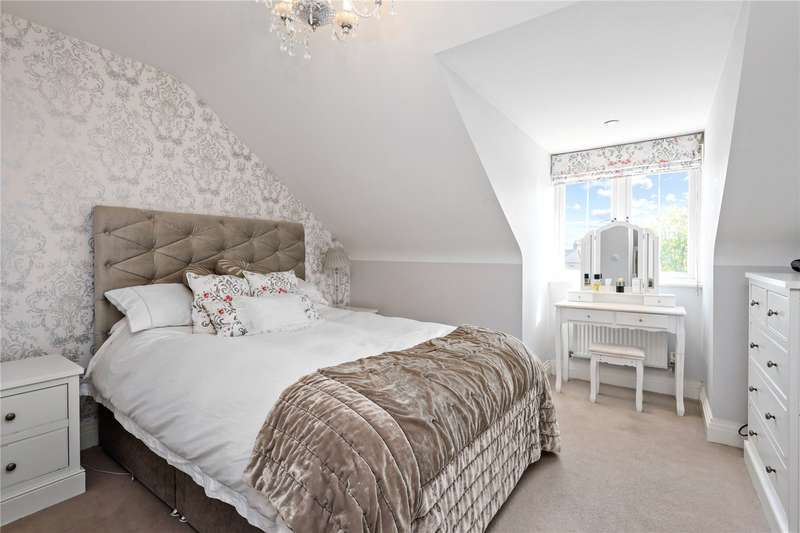 Property for Sale in Trenchard Close, Hersham, Waltononthames, Surrey, Kt12