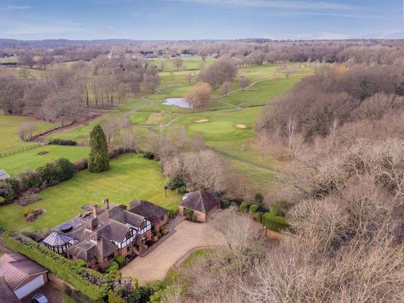 5 Bedrooms Detached House for sale in School Road Windlesham, GU20