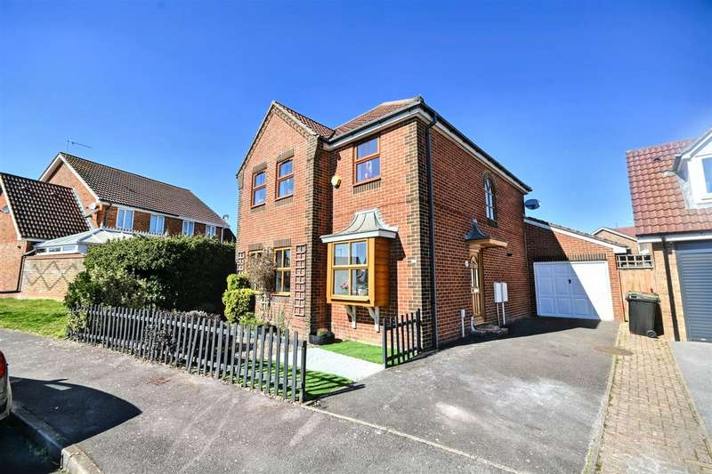 4 Bedrooms Detached House for sale in Rotherfield Avenue, Eastbourne, BN23