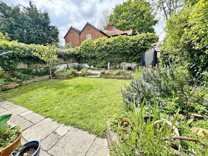 4 Bedrooms Semi Detached House for sale in Graham Road, Cookham, SL6