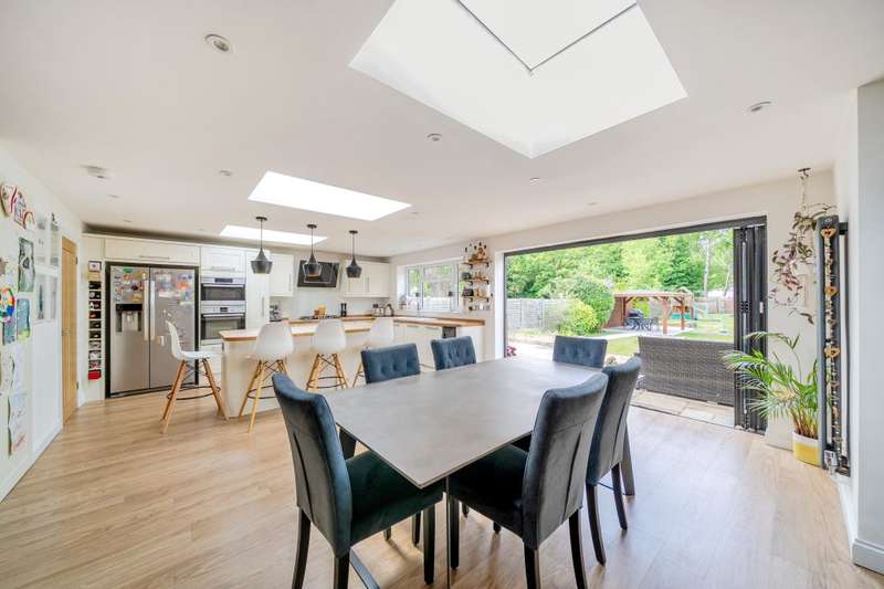 4 Bedrooms Semi Detached House