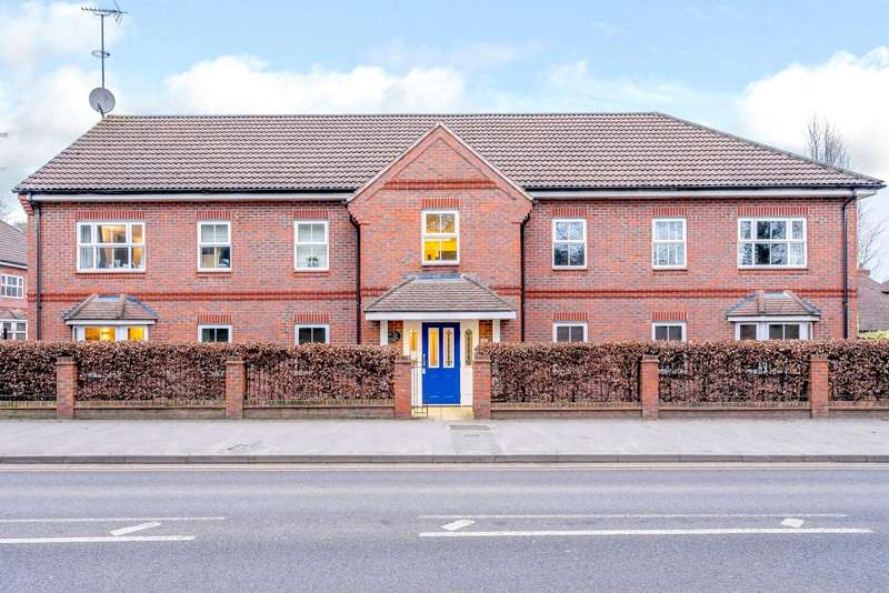 2 Bedrooms Flat for rent in Talavera Close, Crowthorne, Berkshire, RG45