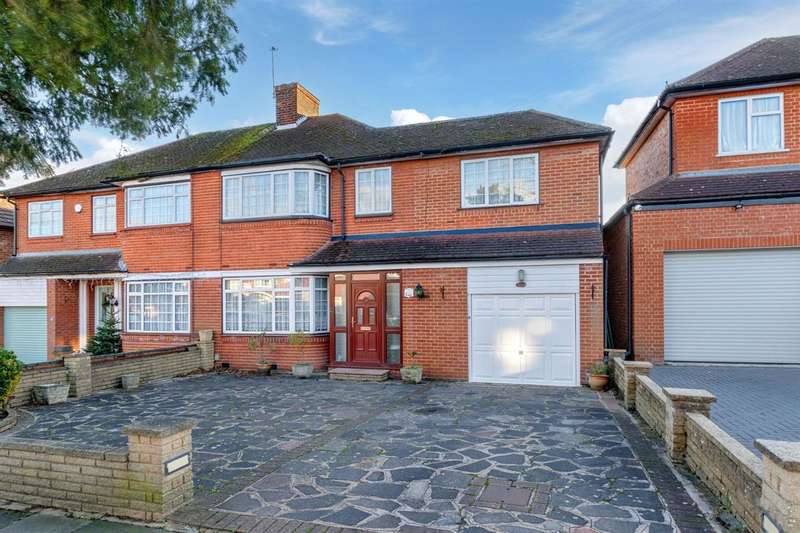 4 Bedrooms Semi Detached House for sale in Merryhills Drive, EN2