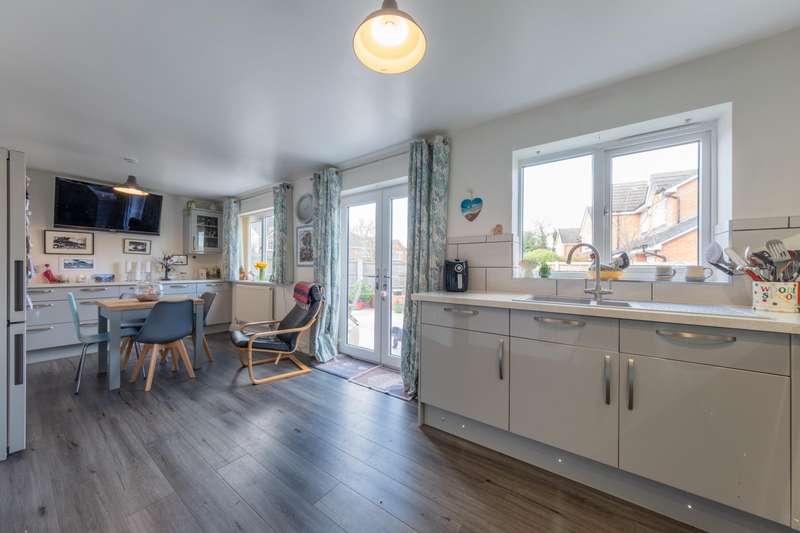 Property for Sale in Bedroom House Detached In Darnhall, Cw7