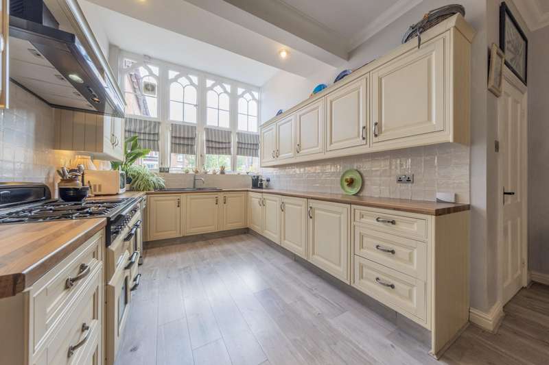 Property for Sale in Bedroom House Semi Detached In Davenham, Cw9