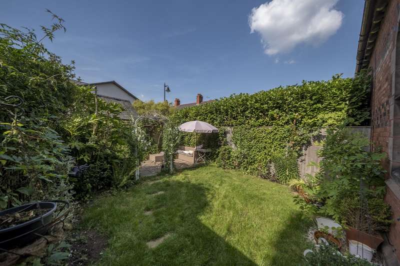 Property for Sale in Bedroom House Semi Detached In Davenham, Cw9