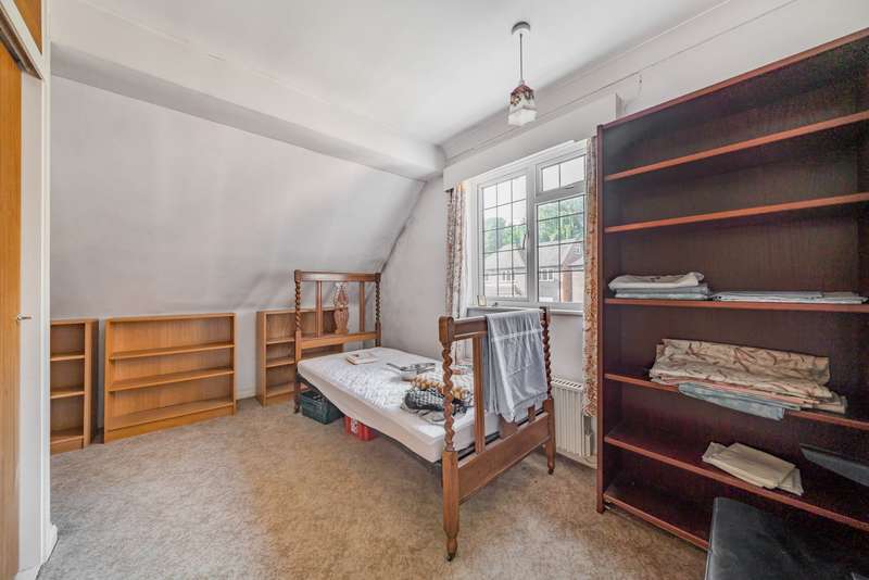 Property for Sale in Lovelace Drive, Pyrford, Surrey, Gu22