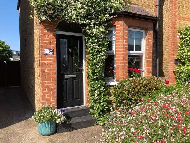 Property for Sale in Sunbury Lane, Walton On Thames, Surrey, Kt12