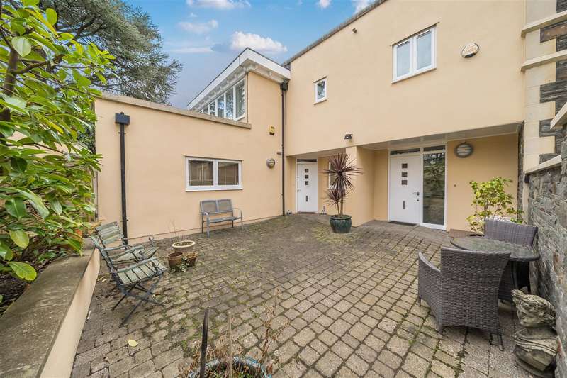 2 Bedrooms Flat