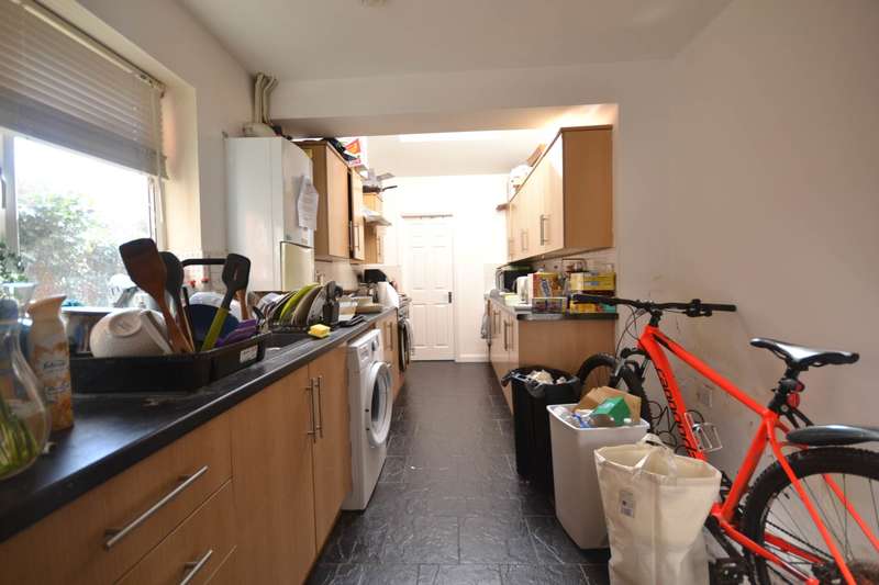 6 Bedrooms Terraced House for rent in Bishops Road, Reading, RG6