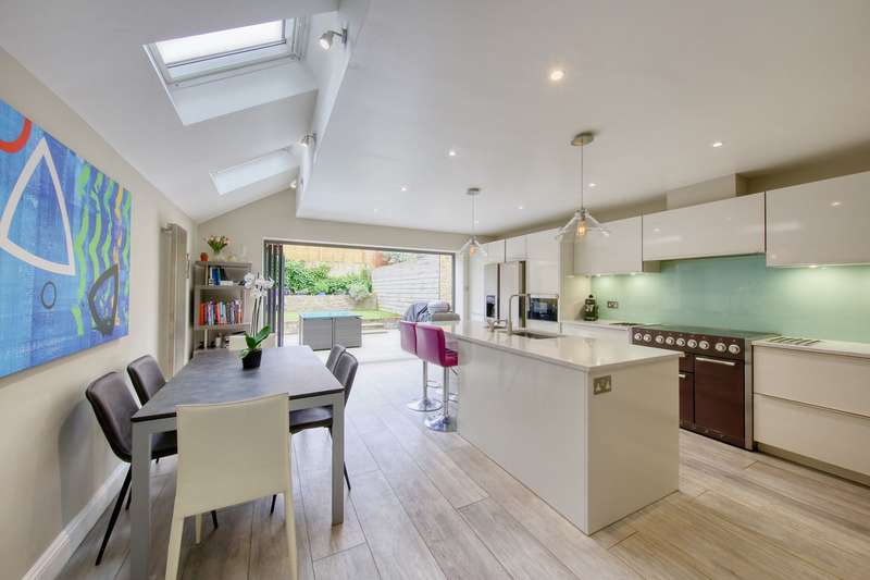 5 Bedrooms Terraced House