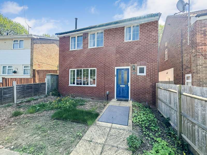 3 Bedrooms Detached House for rent in Vale Crescent, Tilehurst, Reading, RG30