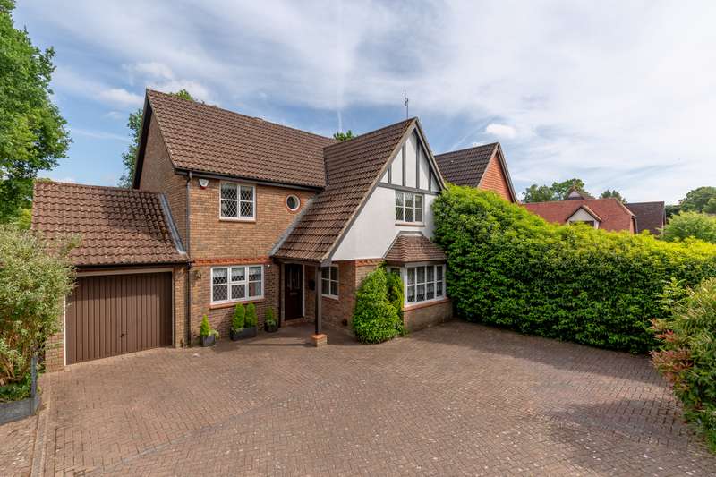 4 Bedrooms House for sale in Stocks Close, Horley, Surrey, RH6