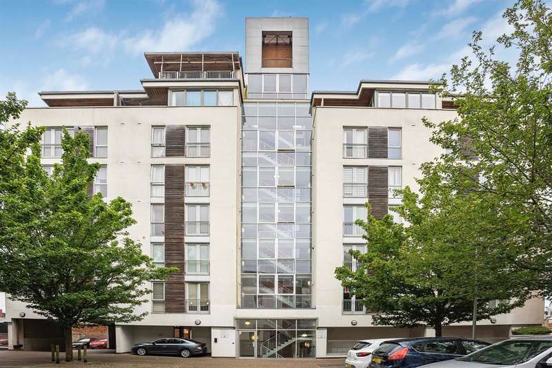 2 Bedrooms Flat for rent in Castle Lane, Bedford, MK40