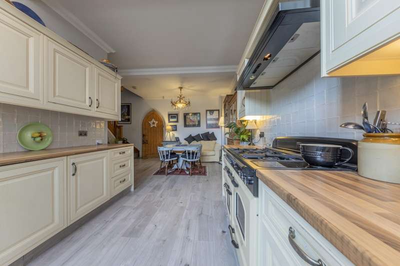 Property for Sale in Bedroom House Semi Detached In Davenham, Cw9