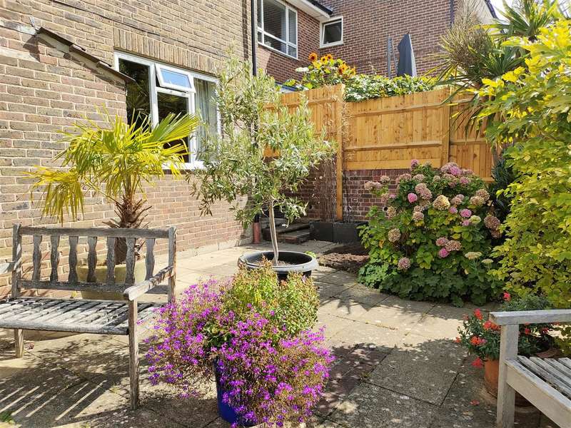 Property for Sale in Goodwood Close, Midhurst, Gu29
