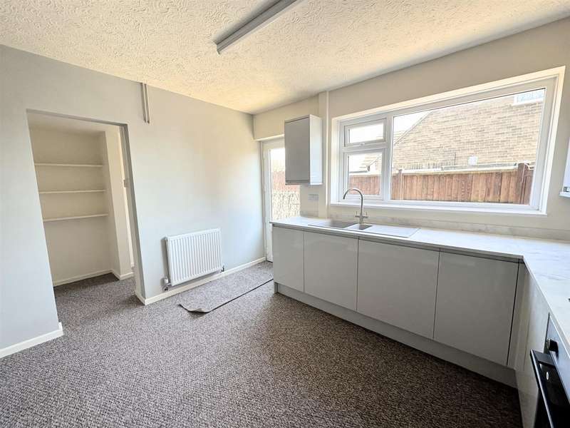 Property for Sale in Woodfield Drive, Swadlincote, De11