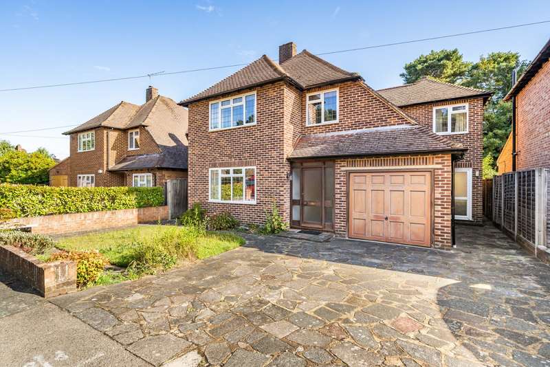 Property for Sale in Lovelace Drive, Pyrford, Surrey, Gu22
