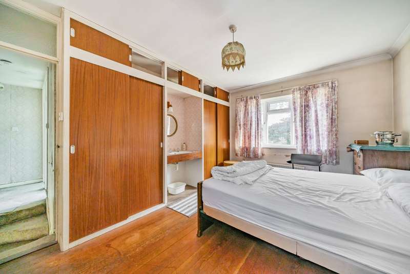 Property for Sale in Lovelace Drive, Pyrford, Surrey, Gu22