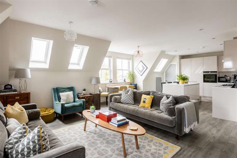 3 Bedrooms Penthouse Flat for sale in Paddockhall Road, Haywards Heath, RH16