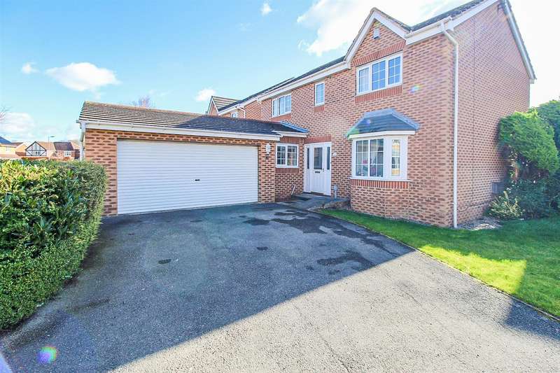 4 Bedrooms Detached House for sale in Gleneagles Drive, Normanton, WF6