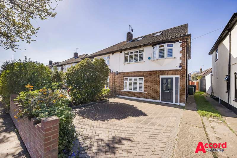 4 Bedrooms Property for sale in Pettits Lane North, Romford, RM1