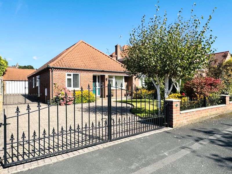 3 Bedrooms Property for sale in Oak Tree Way, Strensall, YO32