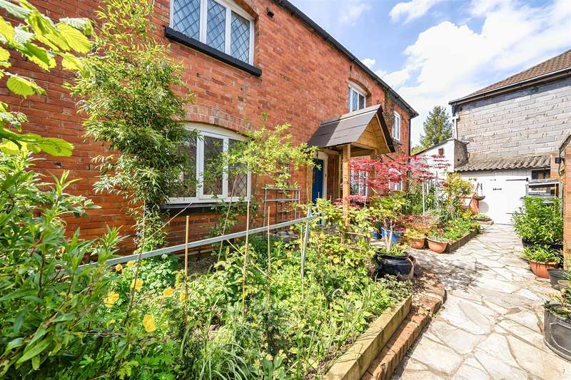 2 Bedrooms Detached House
