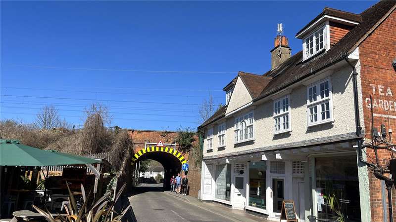 2 Bedrooms Flat for sale in Whitchurch Road, Pangbourne, Reading, Berkshire, RG8