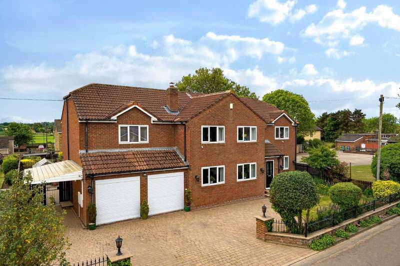 5 Bedrooms Detached House for sale in Ash Tree Garth, Barkston Ash, Tadcaster, LS24