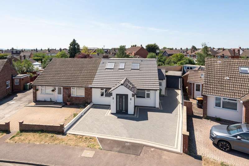 4 Bedrooms Semi Detached House for sale in Miles Avenue, Leighton Buzzard, LU7