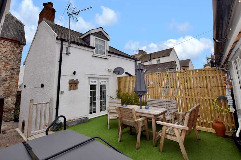 3 Bedrooms Semi Detached House for sale in Albert Court, Ilfracombe, EX34