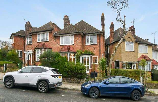 4 Bedrooms Semi Detached House for sale in Fitzwarren Gardens Whitehall, N19