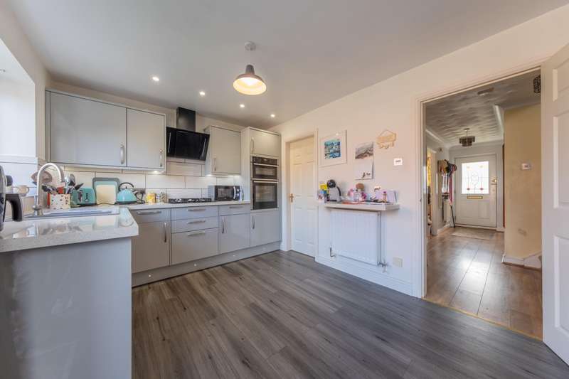 Property for Sale in Bedroom House Detached In Darnhall, Cw7