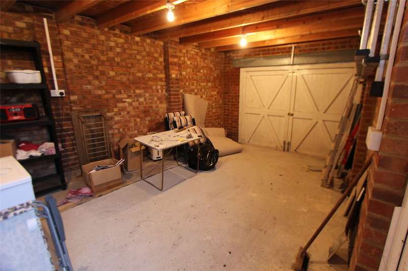 Property to rent in Holtynge, Benfleet, Ss7