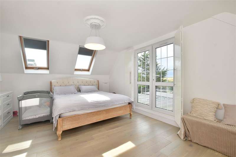 Property for Sale in Stanley Road North, Rainham, Essex, Rm13