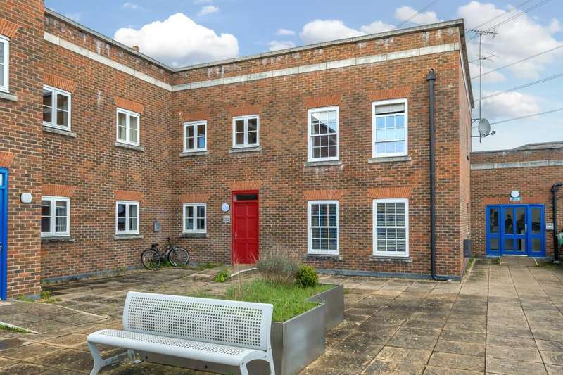 2 Bedrooms Flat for sale in Wedgewood Street, Aylesbury, HP19