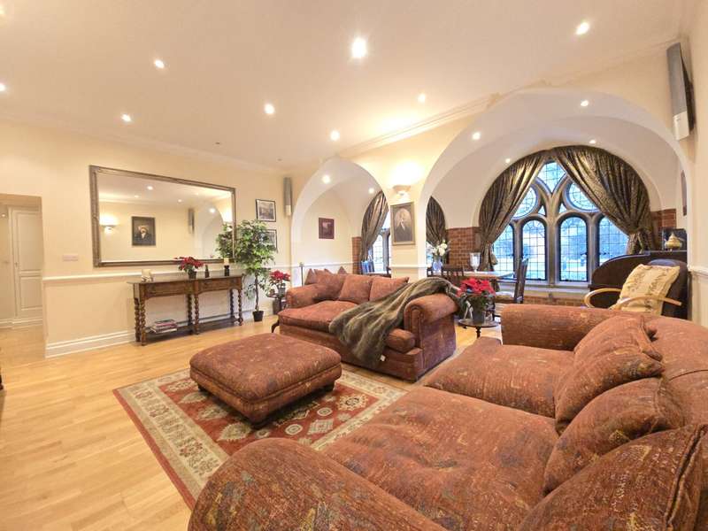 2 Bedrooms Flat for rent in Convent Court, Windsor, SL4