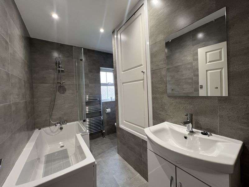 3 Bedrooms Property for rent in Mead Avenue, Slough, SL3
