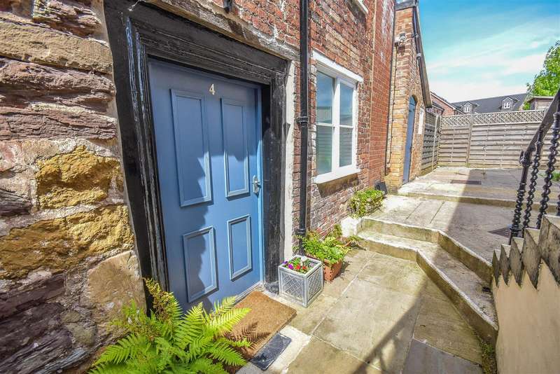 2 Bedrooms Maisonette Flat for sale in Marybrook Street, Berkeley, GL13