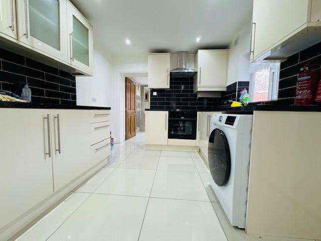 4 Bedrooms House for rent in Park Street, Slough, SL1