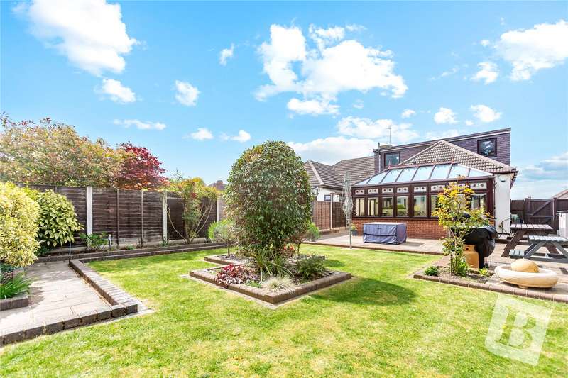 3 Bedrooms Bungalow for sale in Mcintosh Close, Romford, RM1