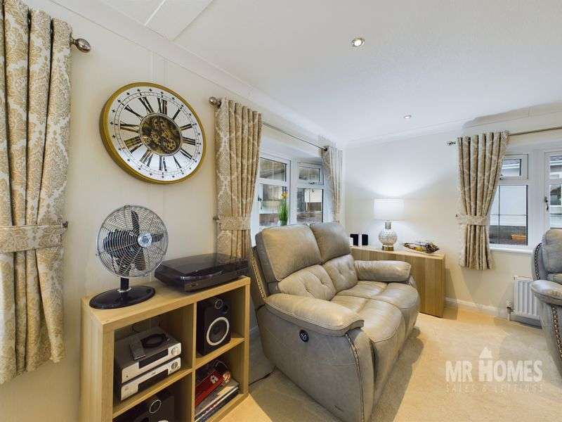 2 Bedrooms Detached House