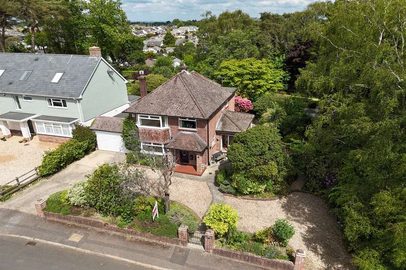 4 Bedrooms Detached House for sale in Broadstone, BH18